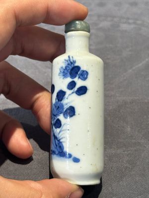 Nine Chinese blue and white snuff bottles, Kangxi and Qianlong mark, 19th C. — photo 54