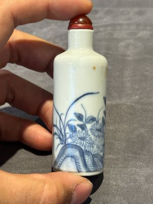 Nine Chinese blue and white snuff bottles, Kangxi and Qianlong mark, 19th C. — photo 59