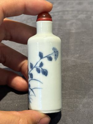Nine Chinese blue and white snuff bottles, Kangxi and Qianlong mark, 19th C. — photo 61