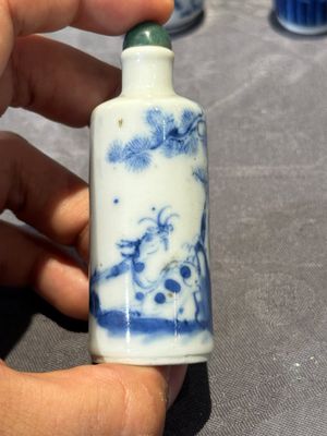 Nine Chinese blue and white snuff bottles, Kangxi and Qianlong mark, 19th C. — photo 8