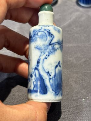 Nine Chinese blue and white snuff bottles, Kangxi and Qianlong mark, 19th C. — photo 9