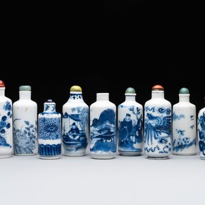 Nine Chinese blue and white snuff bottles, Kangxi and Qianlong mark, 19th C. — photo 1
