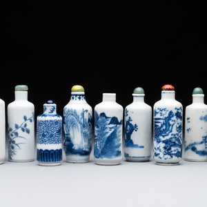 Nine Chinese blue and white snuff bottles, Kangxi and Qianlong mark, 19th C. — photo 2