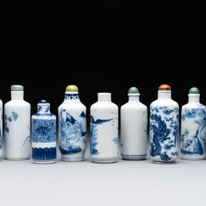 Nine Chinese blue and white snuff bottles, Kangxi and Qianlong mark, 19th C. — photo 3
