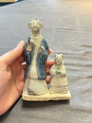 Nine Chinese blue, white, celadon-glazed and famille rose figures, 18/19th C. — 照片 1