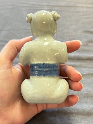 Nine Chinese blue, white, celadon-glazed and famille rose figures, 18/19th C. — 照片 15