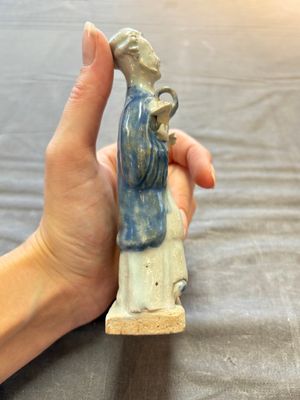 Nine Chinese blue, white, celadon-glazed and famille rose figures, 18/19th C. — 照片 4