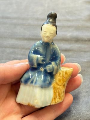 Nine Chinese blue, white, celadon-glazed and famille rose figures, 18/19th C. — 照片 49