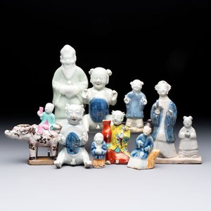 Nine Chinese blue, white, celadon-glazed and famille rose figures, 18/19th C. — 照片 1