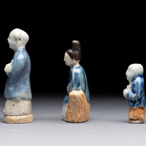 Nine Chinese blue, white, celadon-glazed and famille rose figures, 18/19th C. — 照片 15