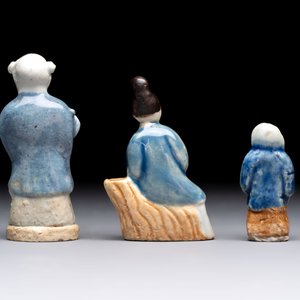 Nine Chinese blue, white, celadon-glazed and famille rose figures, 18/19th C. — 照片 16