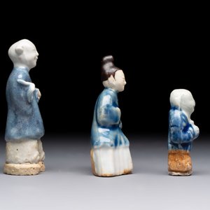 Nine Chinese blue, white, celadon-glazed and famille rose figures, 18/19th C. — 照片 17