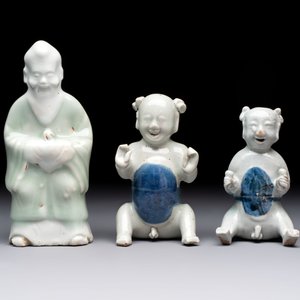 Nine Chinese blue, white, celadon-glazed and famille rose figures, 18/19th C. — 照片 2