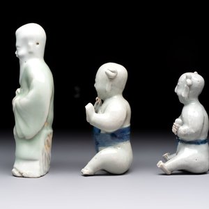 Nine Chinese blue, white, celadon-glazed and famille rose figures, 18/19th C. — 照片 3
