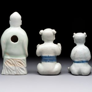 Nine Chinese blue, white, celadon-glazed and famille rose figures, 18/19th C. — 照片 4