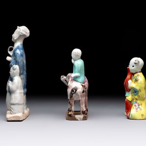 Nine Chinese blue, white, celadon-glazed and famille rose figures, 18/19th C. — 照片 9