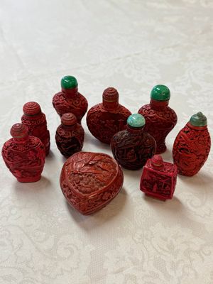 Nine Chinese cinnabar lacquer snuff bottles and a covered box, Qianlong marks, 19/20th C. — photo 1