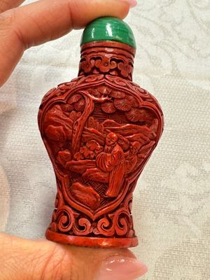 Nine Chinese cinnabar lacquer snuff bottles and a covered box, Qianlong marks, 19/20th C. — photo 12