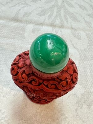 Nine Chinese cinnabar lacquer snuff bottles and a covered box, Qianlong marks, 19/20th C. — photo 14