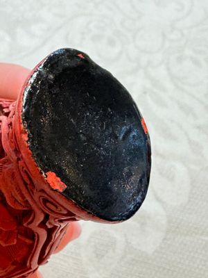 Nine Chinese cinnabar lacquer snuff bottles and a covered box, Qianlong marks, 19/20th C. — photo 15