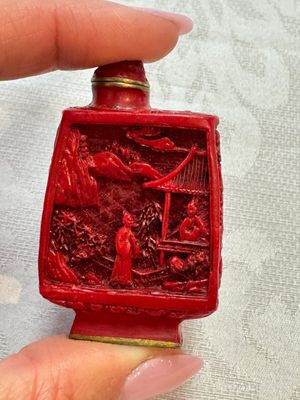 Nine Chinese cinnabar lacquer snuff bottles and a covered box, Qianlong marks, 19/20th C. — photo 17