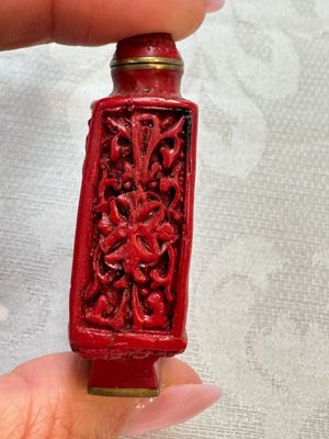 Nine Chinese cinnabar lacquer snuff bottles and a covered box, Qianlong marks, 19/20th C. — photo 18
