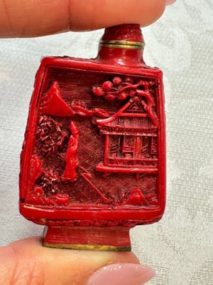 Nine Chinese cinnabar lacquer snuff bottles and a covered box, Qianlong marks, 19/20th C. — photo 19
