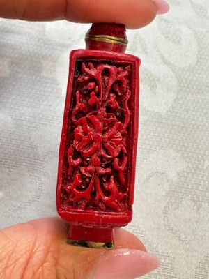 Nine Chinese cinnabar lacquer snuff bottles and a covered box, Qianlong marks, 19/20th C. — photo 20