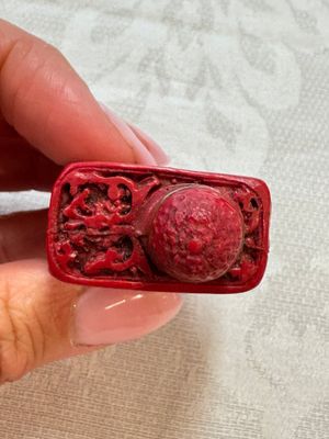 Nine Chinese cinnabar lacquer snuff bottles and a covered box, Qianlong marks, 19/20th C. — photo 21