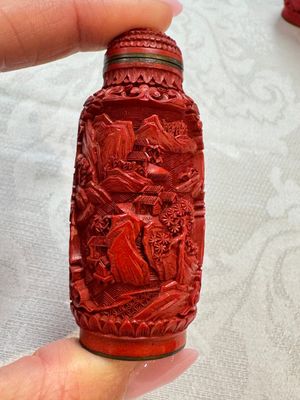 Nine Chinese cinnabar lacquer snuff bottles and a covered box, Qianlong marks, 19/20th C. — photo 24