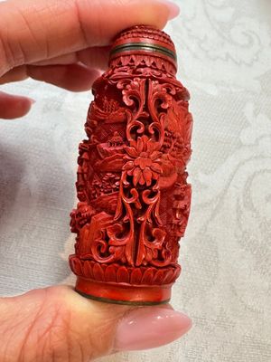 Nine Chinese cinnabar lacquer snuff bottles and a covered box, Qianlong marks, 19/20th C. — photo 25