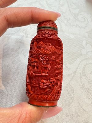 Nine Chinese cinnabar lacquer snuff bottles and a covered box, Qianlong marks, 19/20th C. — photo 26