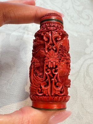Nine Chinese cinnabar lacquer snuff bottles and a covered box, Qianlong marks, 19/20th C. — photo 27