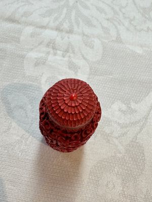 Nine Chinese cinnabar lacquer snuff bottles and a covered box, Qianlong marks, 19/20th C. — photo 28