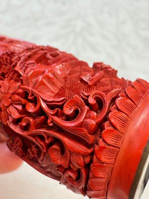 Nine Chinese cinnabar lacquer snuff bottles and a covered box, Qianlong marks, 19/20th C. — photo 30