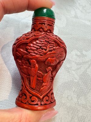 Nine Chinese cinnabar lacquer snuff bottles and a covered box, Qianlong marks, 19/20th C. — photo 3