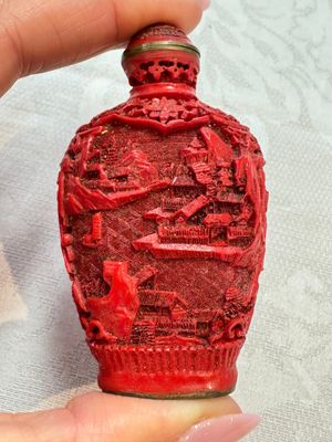 Nine Chinese cinnabar lacquer snuff bottles and a covered box, Qianlong marks, 19/20th C. — photo 31