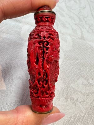 Nine Chinese cinnabar lacquer snuff bottles and a covered box, Qianlong marks, 19/20th C. — photo 32