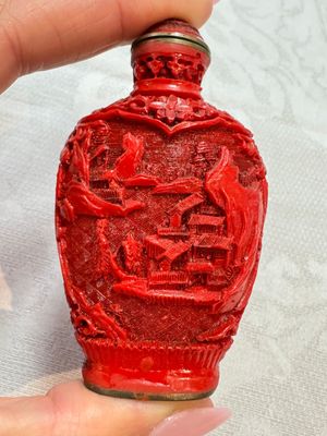 Nine Chinese cinnabar lacquer snuff bottles and a covered box, Qianlong marks, 19/20th C. — photo 33