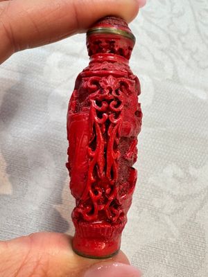 Nine Chinese cinnabar lacquer snuff bottles and a covered box, Qianlong marks, 19/20th C. — photo 34