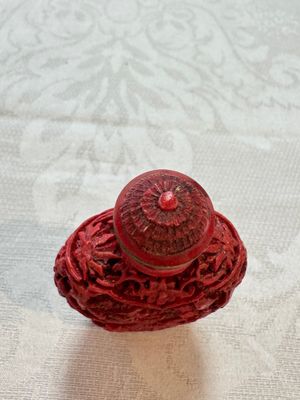 Nine Chinese cinnabar lacquer snuff bottles and a covered box, Qianlong marks, 19/20th C. — photo 35
