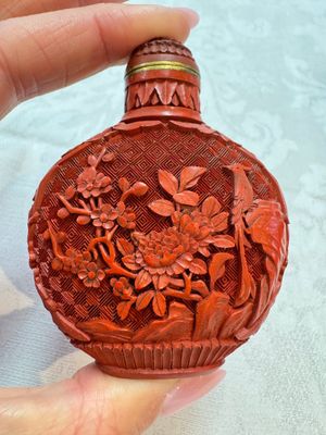 Nine Chinese cinnabar lacquer snuff bottles and a covered box, Qianlong marks, 19/20th C. — photo 38