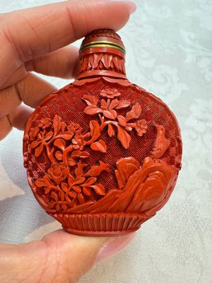 Nine Chinese cinnabar lacquer snuff bottles and a covered box, Qianlong marks, 19/20th C. — photo 40