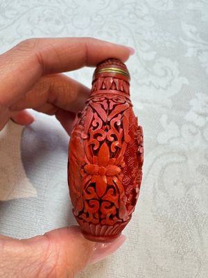 Nine Chinese cinnabar lacquer snuff bottles and a covered box, Qianlong marks, 19/20th C. — photo 41
