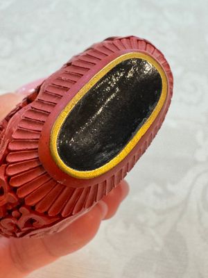 Nine Chinese cinnabar lacquer snuff bottles and a covered box, Qianlong marks, 19/20th C. — photo 43