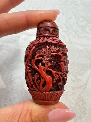 Nine Chinese cinnabar lacquer snuff bottles and a covered box, Qianlong marks, 19/20th C. — photo 44