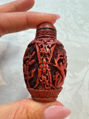 Nine Chinese cinnabar lacquer snuff bottles and a covered box, Qianlong marks, 19/20th C. — photo 45