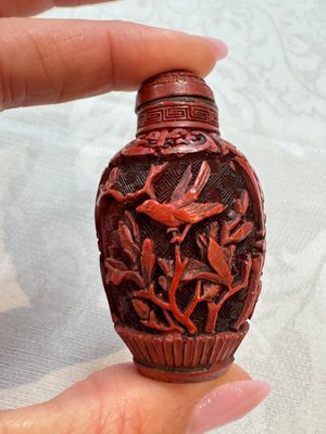 Nine Chinese cinnabar lacquer snuff bottles and a covered box, Qianlong marks, 19/20th C. — photo 46