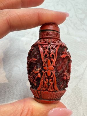 Nine Chinese cinnabar lacquer snuff bottles and a covered box, Qianlong marks, 19/20th C. — photo 47
