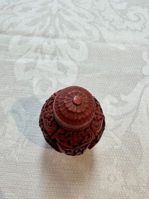 Nine Chinese cinnabar lacquer snuff bottles and a covered box, Qianlong marks, 19/20th C. — photo 48